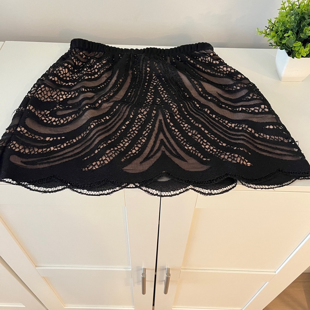 Zara mini skirt with scallop trim, sexy vintage style design